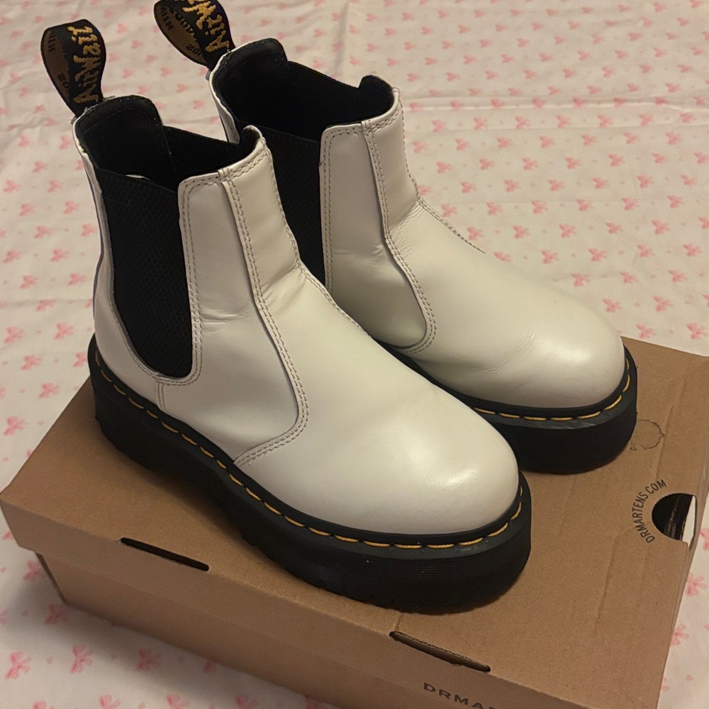 Dr martens White Leather Chelsea Boots